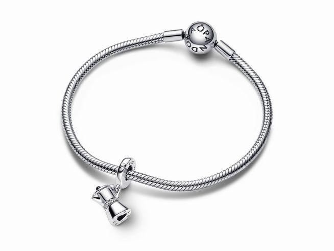 Silberne Espressokanne Charm-Anhänger mit Zirkonia von Pandora, elegant am Armband befestigt, verleiht Schmuckstücken einen besonderen Glanz und Charme.