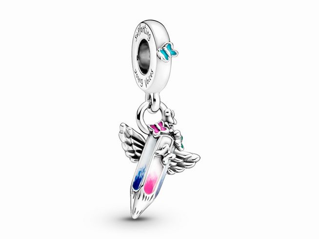 Buntstiftherzanhänger aus Sterling Silber mit Emaille in lebendigen Farben, verziert mit Flügeln und kleinen Akzenten, ideal für kreative Schmuckliebhaber.