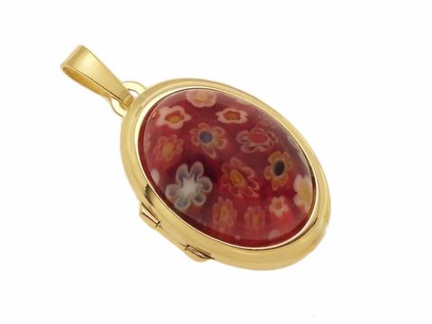 Millefiore Glas in Rot als Cabochon in Gold 333 gefasst, gefertigt vom Juwelier Harnisch, elegantes Medaillon mit blumigen Mustern auf rotem Hintergrund.