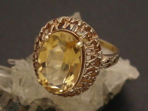 Goldring aus Gold 585 mit einem ovalen Citrin in der Größe 57, Hersteller Juwelier Harnisch, geeignet bis Größe 58. Der Ring hat eine filigrane, strukturierte Fassung.