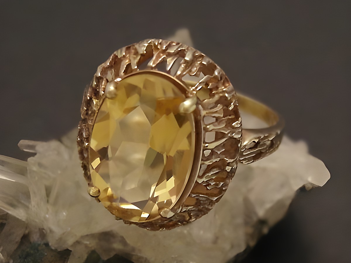 Goldring aus Gold 585 mit einem ovalen Citrin in der Größe 57, Hersteller Juwelier Harnisch, geeignet bis Größe 58. Der Ring hat eine filigrane, strukturierte Fassung.