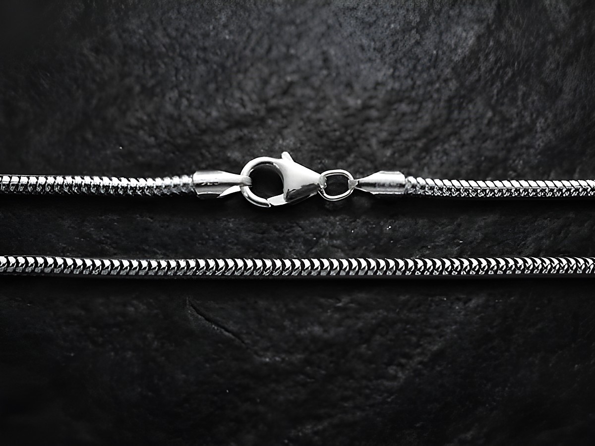 Schlangenkette 38 cm Sterling Silber rhodiniert 1,7 x 1,7 mm mit praktischem Karabinerverschluss, hochwertig verarbeitet von Juwelier Harnisch, glänzende Oberfläche.