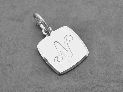 Silber Anhänger mit Buchstabe N, eckig, teilmattiert und rhodiniert, Hersteller Juwelier Harnisch. Der Anhänger präsentiert einen stilvollen, moderne Look.