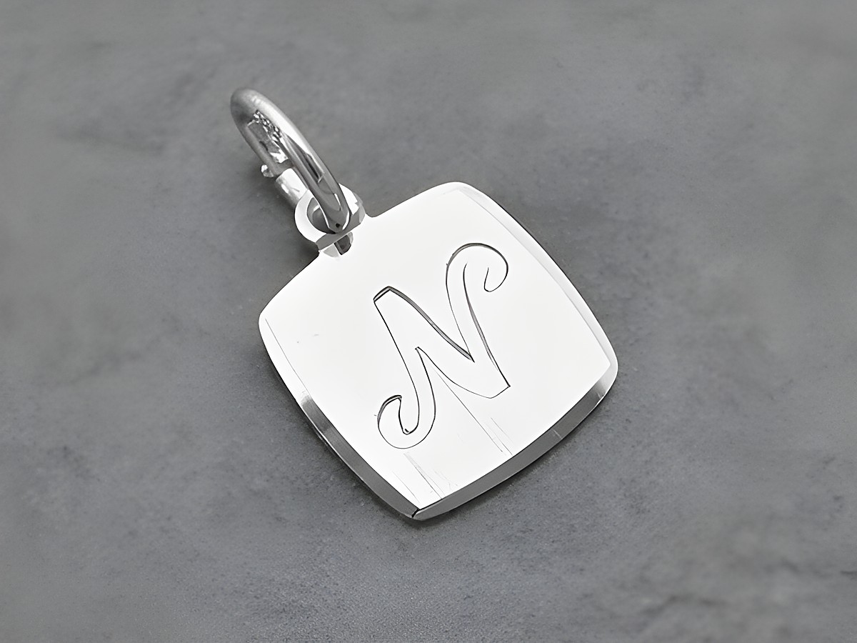 Silber Anhänger mit Buchstabe N, eckig, teilmattiert und rhodiniert, Hersteller Juwelier Harnisch. Der Anhänger präsentiert einen stilvollen, moderne Look.