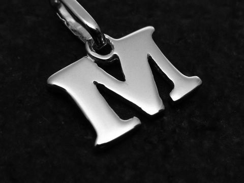Buchstabenanhänger M aus 925 Sterling Silber, glänzende Oberfläche, Hersteller Juwelier Harnisch, ideal für eine persönliche Note oder Geschenke.