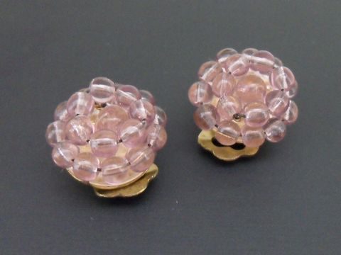 Ohrclip in fliedertransparent mit perlentraum-Design und goldfarbener Synth. Zuchtperle, hergestellt von Juwelier Harnisch, eleganter und stilvoller Schmuck.
