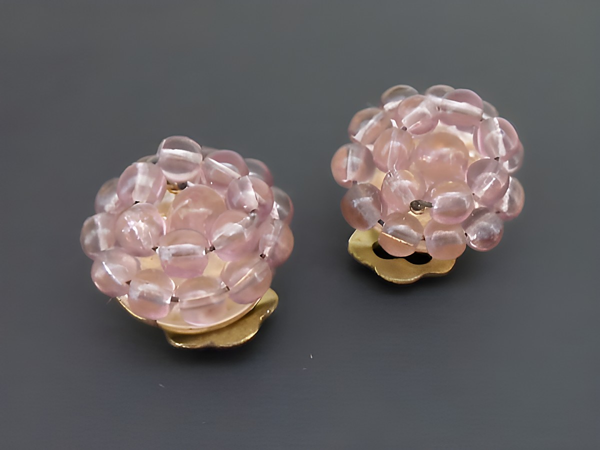 Ohrclip in fliedertransparent mit perlentraum-Design und goldfarbener Synth. Zuchtperle, hergestellt von Juwelier Harnisch, eleganter und stilvoller Schmuck.