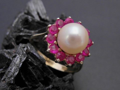 Gold Perlen Ring nostalgisch Gr. 54 mit 7,4 mm Zuchtperle und synthetischem Rubin, Hersteller Juwelier Harnisch, bis Gr. 54/17,5, auf dunklem Hintergrund präsentiert.