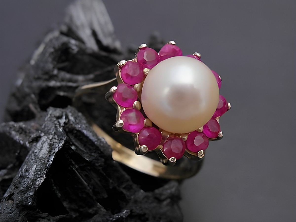 Gold Perlen Ring nostalgisch Gr. 54 mit 7,4 mm Zuchtperle und synthetischem Rubin, Hersteller Juwelier Harnisch, bis Gr. 54/17,5, auf dunklem Hintergrund präsentiert.
