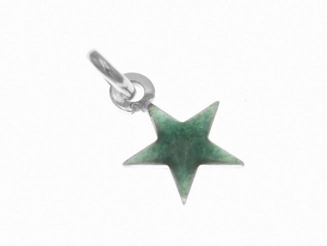 Zierlicher Anhänger in Form eines Sterns aus poliertem Sterling Silber mit grünem Lack, hergestellt von Juwelier Harnisch, ideal für Kinder.