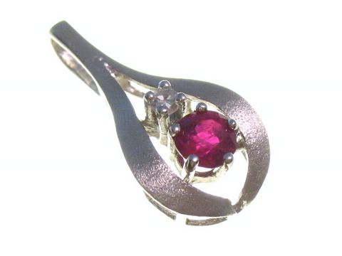 Diamant Gold 585/- Anhänger in Weißgold mit einem roten Rubin und einem kleinen Brillanten, elegante geschwungene Form, Durchmesser 20 mm, Hersteller Juwelier Harnisch.