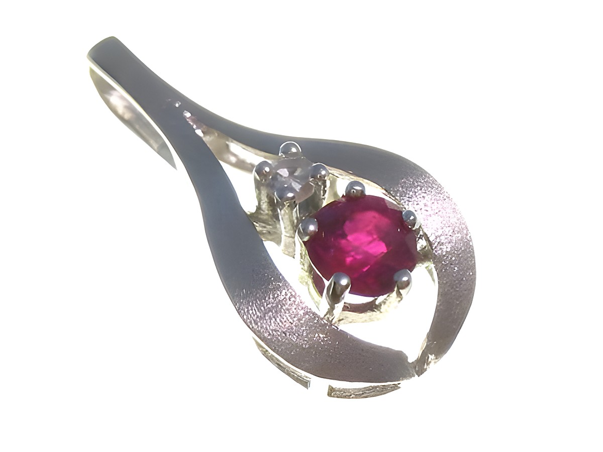 Diamant Gold 585/- Anhänger in Weißgold mit einem roten Rubin und einem kleinen Brillanten, elegante geschwungene Form, Durchmesser 20 mm, Hersteller Juwelier Harnisch.