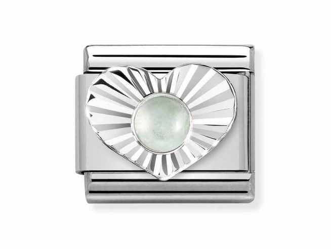 433050831-0 Silberner Charm mit herzförmigem, diamantiertem Design und milchig aquamarinfarbenem Stein in der Mitte, perfekt für die Nomination Classic Kollektion.