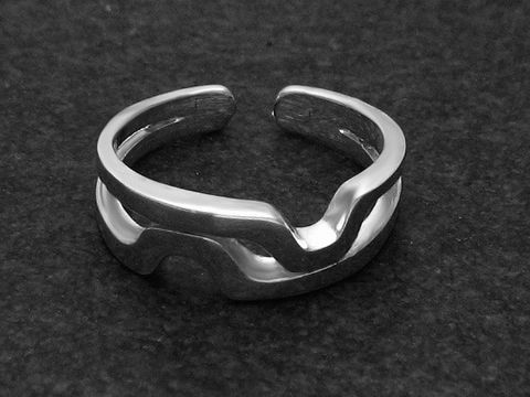 Silberring DESIGN ABSTRAKT Gr. wenig verstellbar, Hersteller Juwelier Harnisch, ohne Stein, elegantes, modernes Design mit geschwungenen Linien, ideal für jeden Anlass.