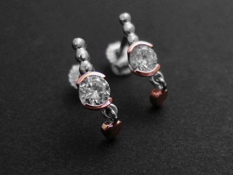Hängende Herz Ohrringe aus Sterling Silber rhodiniert in silber-rosé mit Zirkonia von Juwelier Harnisch. Elegant und funkelig, ideal für besondere Anlässe.