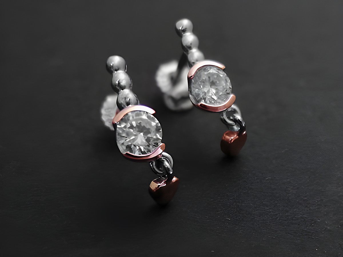 Hängende Herz Ohrringe aus Sterling Silber rhodiniert in silber-rosé mit Zirkonia von Juwelier Harnisch. Elegant und funkelig, ideal für besondere Anlässe.