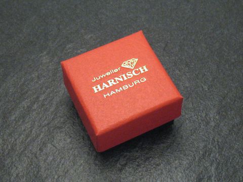 Geschenkbox 4 cm - rot schwarz - elegant, Hersteller: Juwelier Harnisch, Geschenkbox. Die Box ist rot mit goldener Schrift und einem Diamanten-Logo. Ideal für Schmuckpräsentationen.