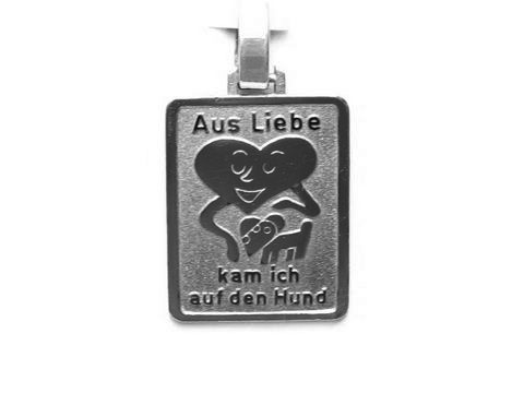 Silber Anhänger mit dem Schriftzug Aus Liebe kam ich auf den Hund, gestaltet mit einem herzlichen Motiv von einer Person, die einen Hund hält. Hersteller Juwelier Harnisch.