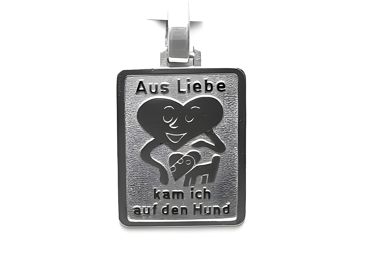 Silber Anhänger mit dem Schriftzug Aus Liebe kam ich auf den Hund, gestaltet mit einem herzlichen Motiv von einer Person, die einen Hund hält. Hersteller Juwelier Harnisch.
