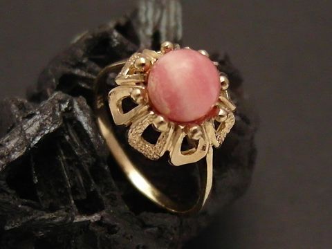 Goldring entzückend Gold 333 mit einem Rhodochrosit in der Größe 55, Hersteller Juwelier Harnisch, bis Größe 56/18, elegant gestaltet und in hochwertiger Ausführung.