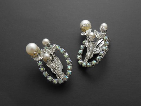 Strass Ohrclips in anmutigem Design mit grün-schimmerndem Strass Schmuck, elegant gefasst von Juwelier Harnisch, ideal für besondere Anlässe.