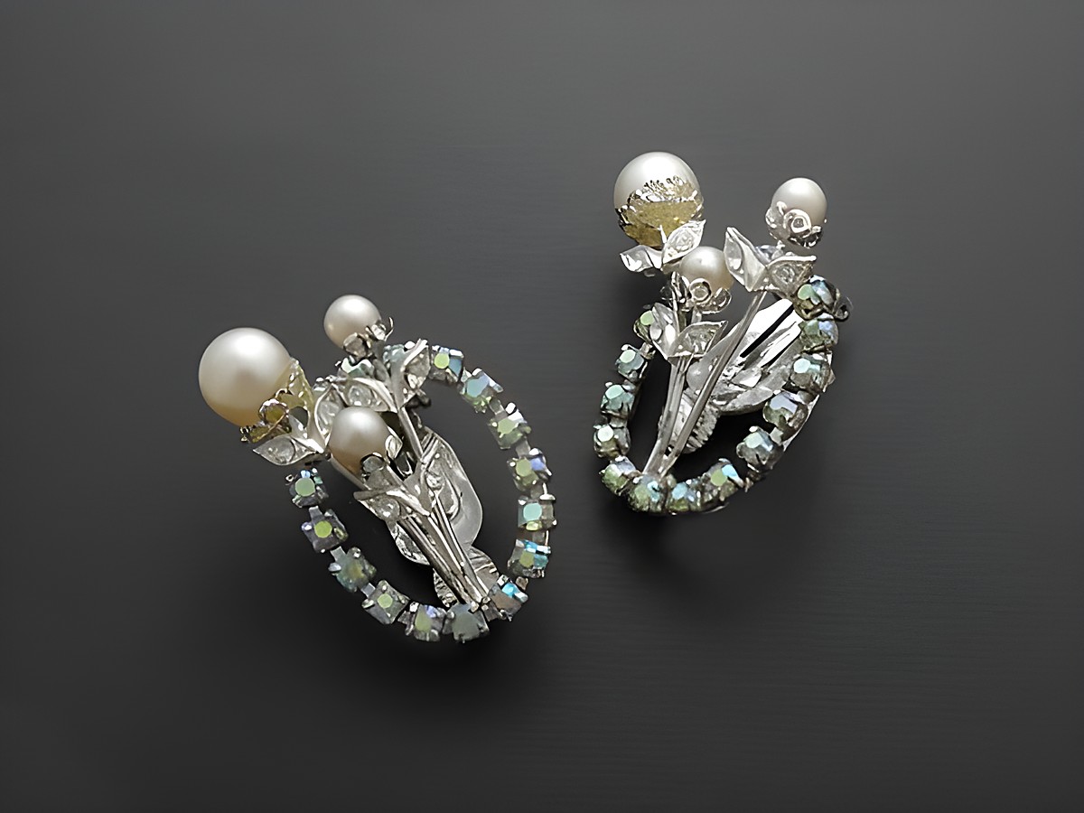 Strass Ohrclips in anmutigem Design mit grün-schimmerndem Strass Schmuck, elegant gefasst von Juwelier Harnisch, ideal für besondere Anlässe.