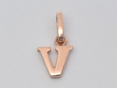 Buchstaben Anhänger V aus 925 Sterling Silber, rosé vergoldet, hergestellt von Juwelier Harnisch, elegantes und zeitloses Design, ideal als persönliches Geschenk oder Schmuckstück.