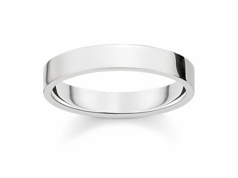Ring von Thomas Sabo TR2112-001-12-50 aus Silber, Größe 50, schlichte und elegante Form, glänzende Oberfläche, ideal für verschiedene Anlässe.