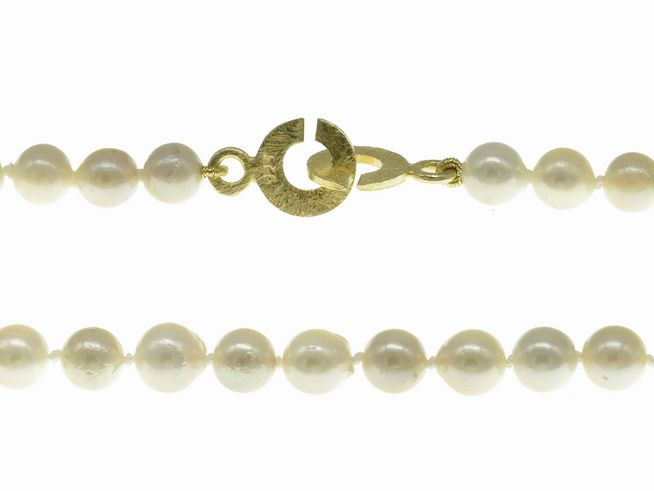 Perlenkette aus Süßwasser-Zuchtperlen in Weiß und Creme mit einem Durchmesser von 6-6,5 mm und einer Länge von 41 cm, ausgestattet mit einem silbernen Verschluss, Hersteller Juwelier Harnisch, klassisch.