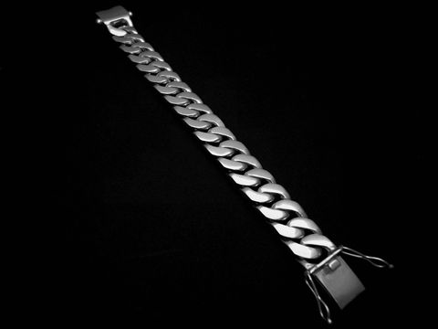 Silber Armband aus massiver Panzerkette, 22 cm lang, 17,5 mm breit, hergestellt von Juwelier Harnisch, ideal für Männer. Elegant und zeitlos im Design.