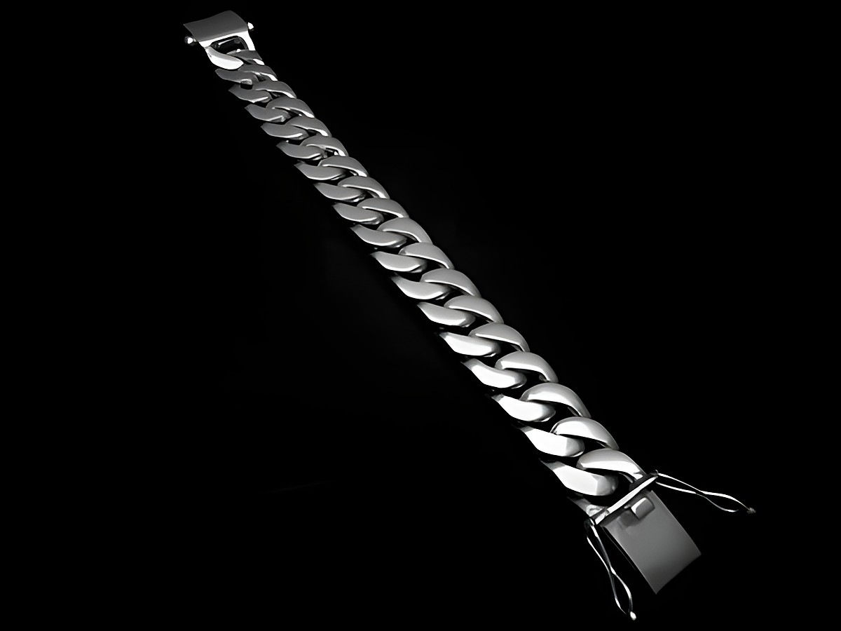 Silber Armband aus massiver Panzerkette, 22 cm lang, 17,5 mm breit, hergestellt von Juwelier Harnisch, ideal für Männer. Elegant und zeitlos im Design.