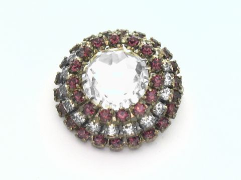 Runde Strass Brosche in Weiß und Lila, gefasst, neu vom Hersteller Juwelier Harnisch, umschlossen von funkelnden Steinchen, ideal als elegantes Accessoire.