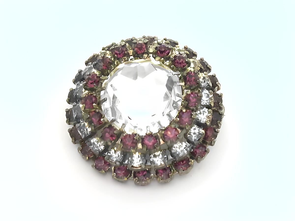 Runde Strass Brosche in Weiß und Lila, gefasst, neu vom Hersteller Juwelier Harnisch, umschlossen von funkelnden Steinchen, ideal als elegantes Accessoire.