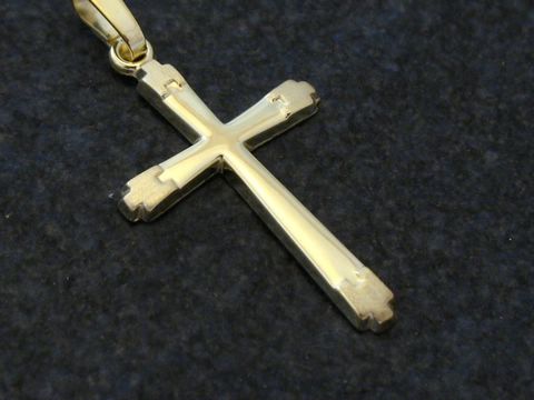 Schönes Goldkreuz in mattierter und polierter Oberfläche aus Gold 333, klassischer Stil, hergestellt von Juwelier Harnisch. Ideal als Schmuckstück oder Geschenk.