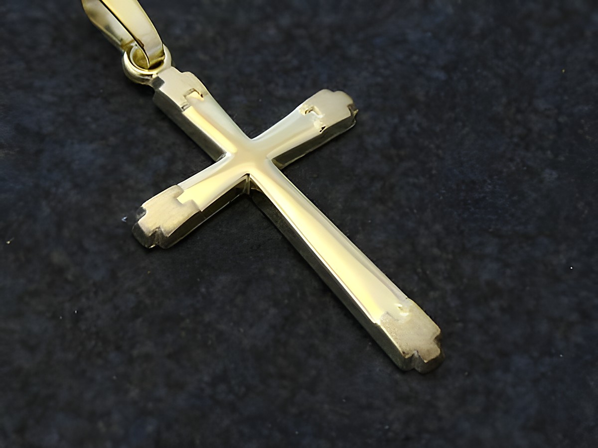 Schönes Goldkreuz in mattierter und polierter Oberfläche aus Gold 333, klassischer Stil, hergestellt von Juwelier Harnisch. Ideal als Schmuckstück oder Geschenk.