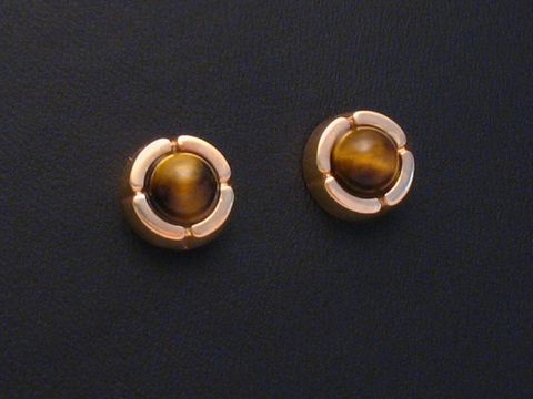 Ohrringe Tigerauge facettiert in goldenen Ohrsteckern von Juwelier Harnisch, umgeben von weiteren Steinen, elegantes Design, ideal für besondere Anlässe.