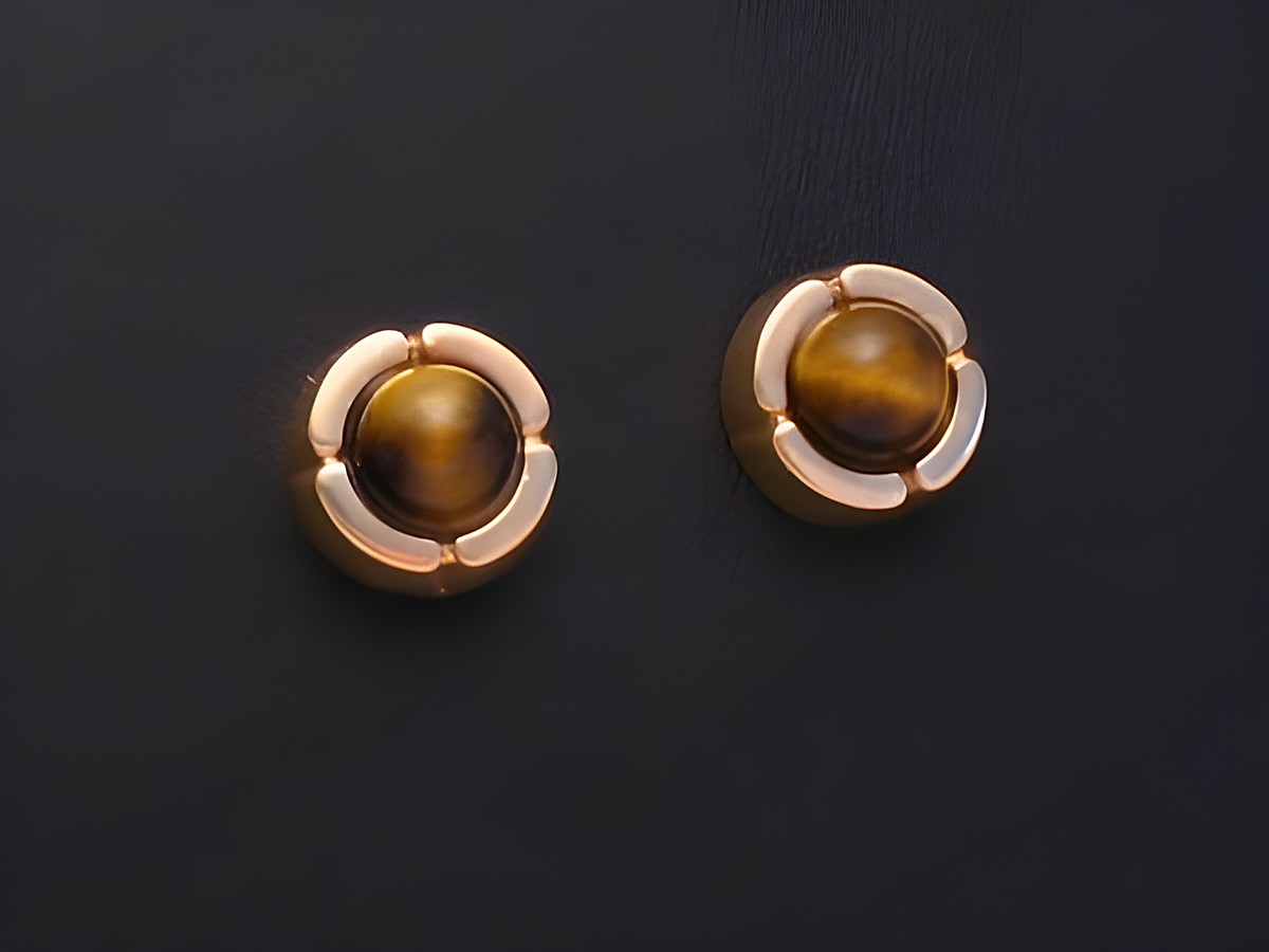 Ohrringe Tigerauge facettiert in goldenen Ohrsteckern von Juwelier Harnisch, umgeben von weiteren Steinen, elegantes Design, ideal für besondere Anlässe.