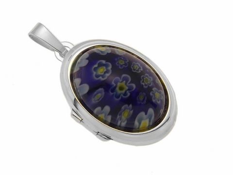 Millefiore Glas in Blau als Cabochon in einem eleganten Medaillon aus Weißgold 585, hergestellt von Juwelier Harnisch, kunstvoll gestaltet mit floralen Mustern.