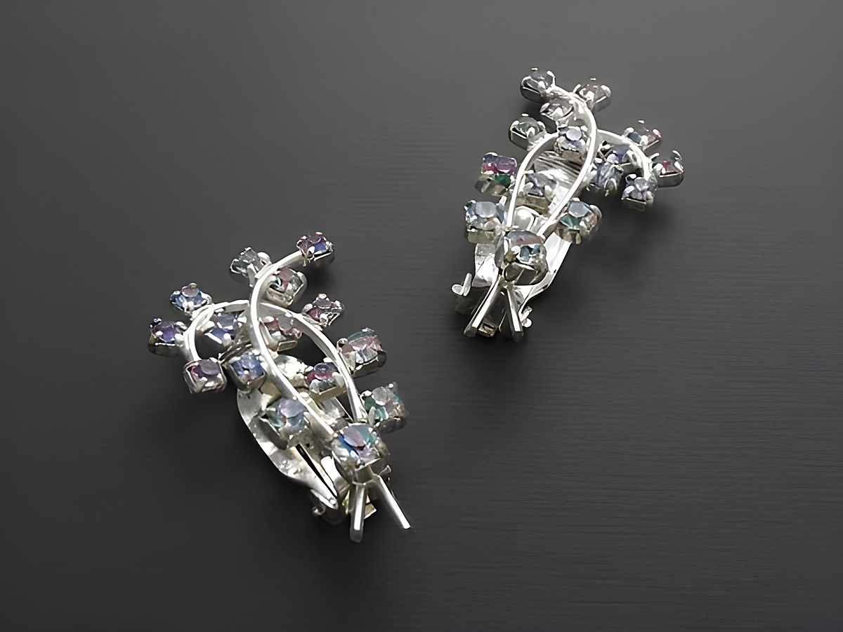 Strass Ohrclip in elegantem Design, bunt schimmernde Steine in einer geschwungenen Form, hergestellt von Juwelier Harnisch, ideal für besondere Anlässe und stilvolle Auftritte.