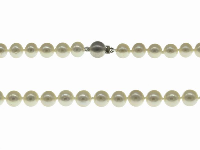 Perlenkette aus Süßwasser-Zuchtperlen in Weiß, Durchmesser 7-7,5 mm, Länge 45 cm, mit silbernem Verschluss, klassisches Design, Hersteller Juwelier Harnisch.