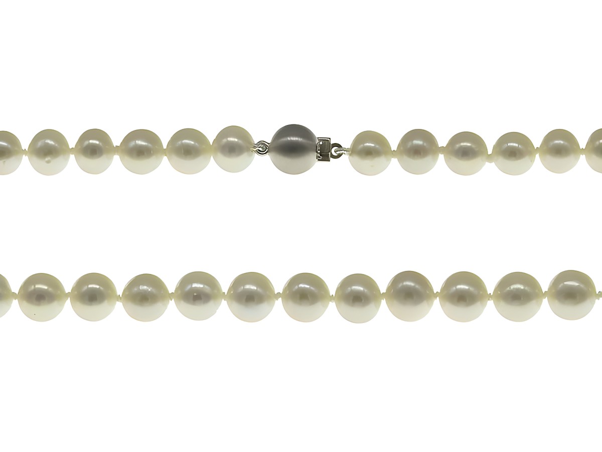 Perlenkette aus Süßwasser-Zuchtperlen in Weiß, Durchmesser 7-7,5 mm, Länge 45 cm, mit silbernem Verschluss, klassisches Design, Hersteller Juwelier Harnisch.