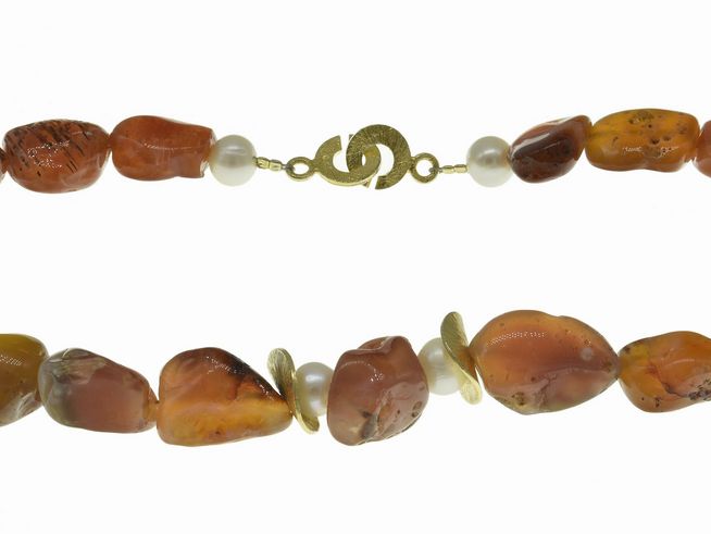 Steinkette aus Karneol und Süßwasser-Zuchtperlen in Braun und Weiß, 44 cm lang, verziert mit einem Silberverschluss, ideal für einen eleganten Look.