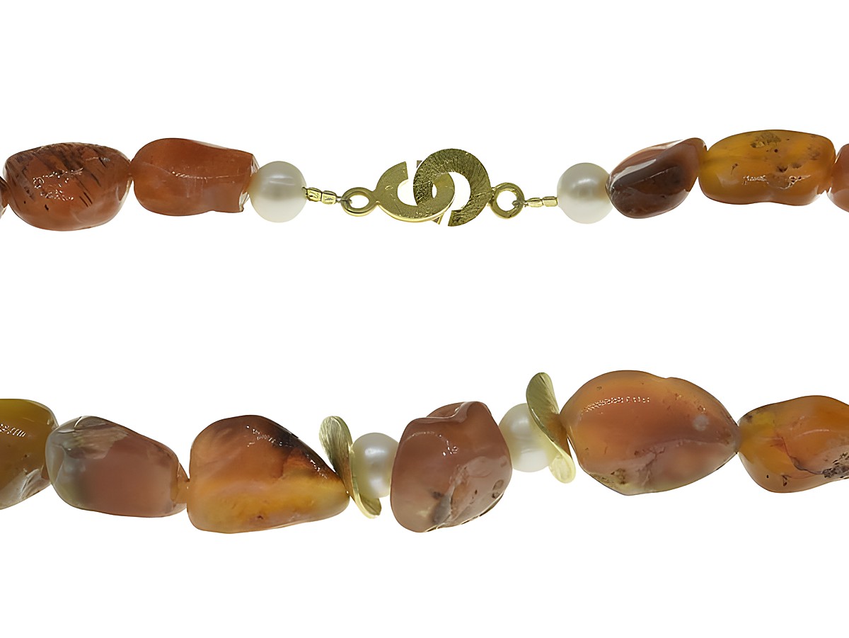 Steinkette aus Karneol und Süßwasser-Zuchtperlen in Braun und Weiß, 44 cm lang, verziert mit einem Silberverschluss, ideal für einen eleganten Look.
