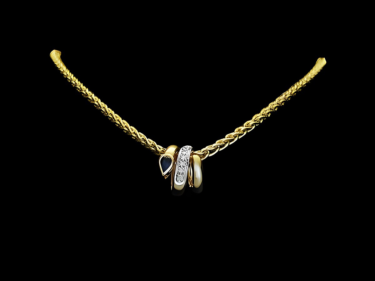 Gold Collier mit Zopfdesign, Mittelteil in Form einer Schlange besetzt mit Brillant und Saphir, 45 cm lang, 585 Gold, Hersteller Juwelier Harnisch.