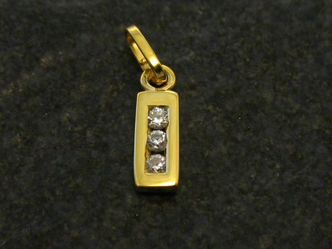 45257-0 Anhänger Gold mit Zirkonia in rechteckiger Form, drei funkelnde Zirkonia-Steine in der Mitte, Hersteller Juwelier Harnisch, Buchstabe I.