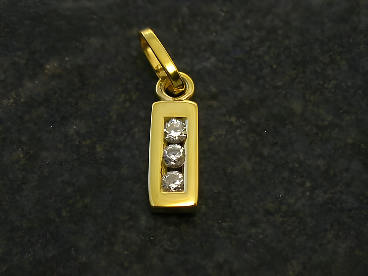 Anhänger Gold mit Zirkonia in rechteckiger Form, drei funkelnde Zirkonia-Steine in der Mitte, Hersteller Juwelier Harnisch, Buchstabe I.