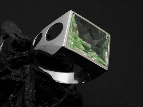 Weißgold Ring viereckig mit modernem Design, synthetischer Peridot, Größe 62, Hersteller Juwelier Harnisch, geeignet für Größe über 60/19.