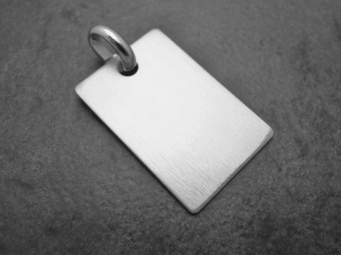 Gravurplatte rechteckig 29,7 mm Anhänger aus Sterling Silber rhodiniert und mattiert, Hersteller Juwelier Harnisch, schlichtes Design, ideal für individuelle Gravuren.