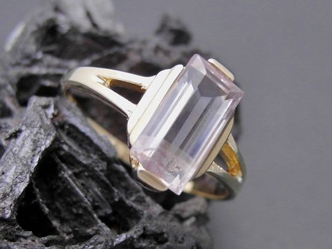 Goldring nobel Gr. 56 mit Amethyst aus Gold 333, Hersteller Juwelier Harnisch bis Gr. 56/18, schlichte Eleganz in hochwertiger Verarbeitung.