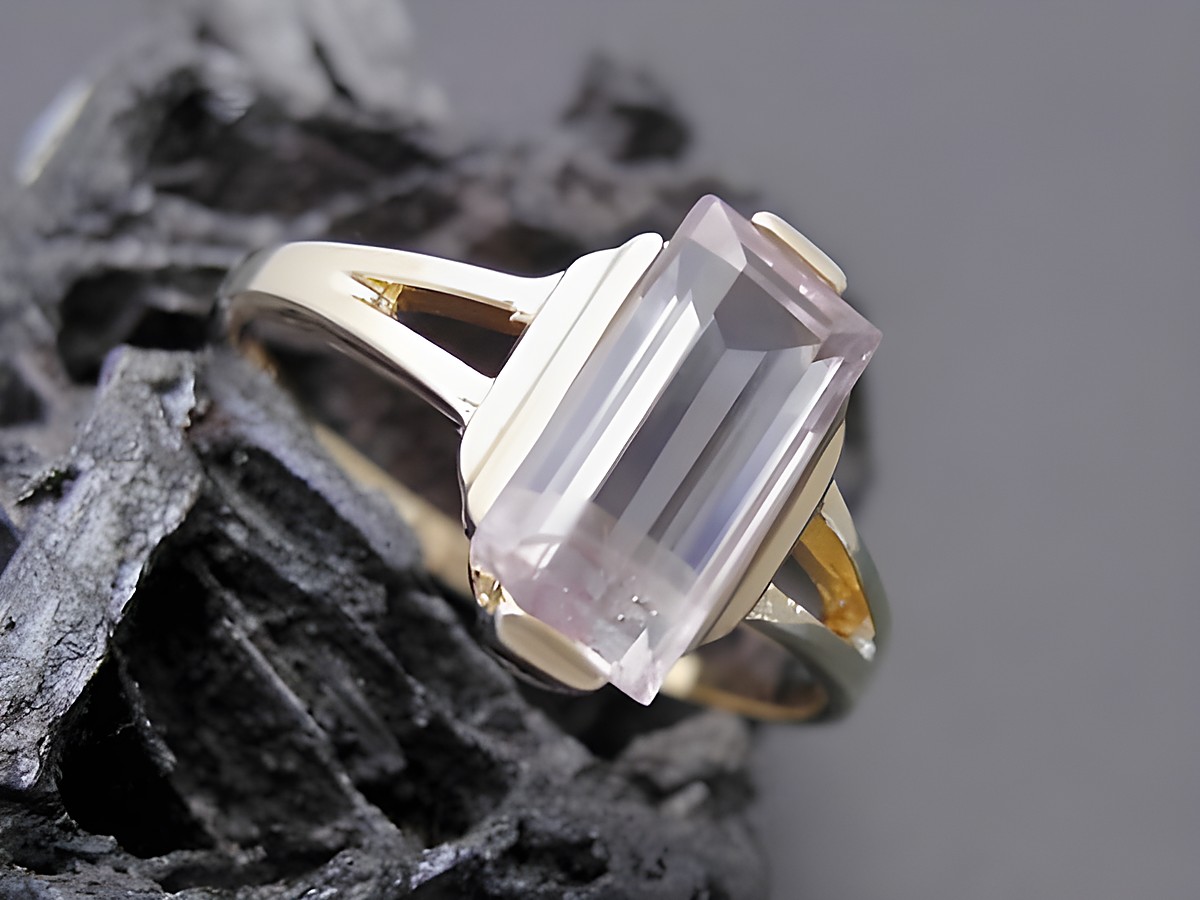Goldring nobel Gr. 56 mit Amethyst aus Gold 333, Hersteller Juwelier Harnisch bis Gr. 56/18, schlichte Eleganz in hochwertiger Verarbeitung.